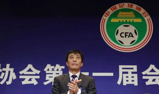 他虽然不知道，为什么那个老风水先生，说叶家龙困浅滩，但他能察觉到，这叶陵山的祖坟，不仅福荫后代、昌盛家业，更隐隐有一股一飞冲天之势。